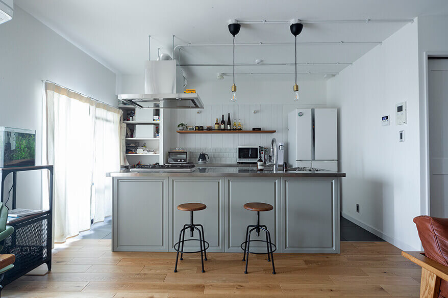 框デザインのアイランドキッチンと素材感の楽しいヴィンテージリノベーション